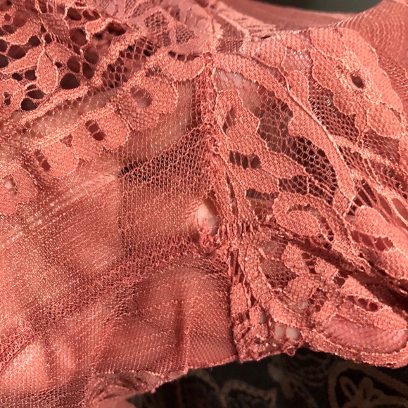 Gorgeous lace bell sleeve top with matching cami - Picture 5 of 5